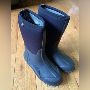 Youth Bogs - size US 7